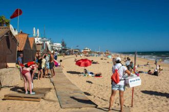 Temperatura do mar ao largo de Faro chega aos 26,1 graus após duas ondas de calor marinhas identificadas pela Marinha Portuguesa.