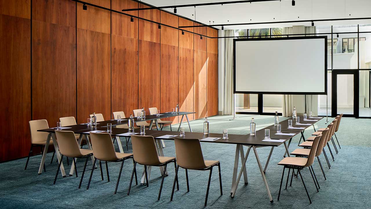 Tivoli Carvoeiro renovou o centro de eventos com novas salas, soluções tecnológicas e capacidade para acolher até 900 participantes.