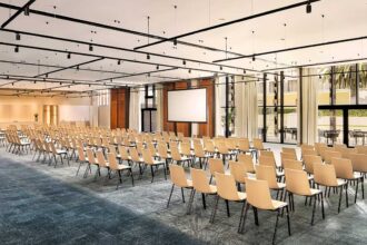 Tivoli Carvoeiro renovou o centro de eventos com novas salas, soluções tecnológicas e capacidade para acolher até 900 participantes.