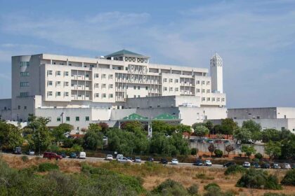 A administração do Hospital de Portimão garante que os doentes não esperam ao calor nem ficam retidos em ambulâncias.