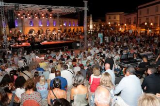 Verão em Tavira transforma a Praça da República num palco de música, dança e folclore, sempre às 22h00 e com entrada gratuita.