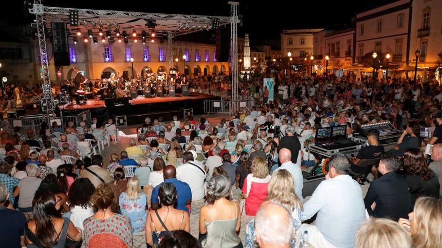 Verão em Tavira transforma a Praça da República num palco de música, dança e folclore, sempre às 22h00 e com entrada gratuita.