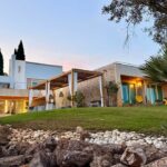 Vila Valverde propõe uma experiência mais calma na Praia da Luz, com apenas 15 quartos e uma propriedade de cinco hectares.