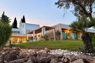 Vila Valverde propõe uma experiência mais calma na Praia da Luz, com apenas 15 quartos e uma propriedade de cinco hectares.