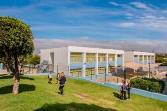 Apoio abrange 30 alunos em Portugal já no ano letivo de 2026/2027, com candidaturas abertas ao Colégio Internacional de Vilamoura.