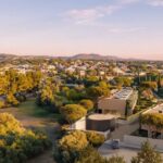 Vilamoura terá 27 moradias privadas nos projetos HAMA e MORI, com piscinas, jardins e preços a partir de 1,265 milhões de euros, em duas zonas distintas.