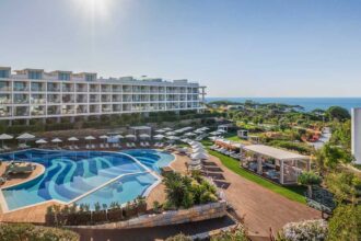 Hotel passa a disponibilizar acessos diários à piscina e ao AWAY Spa para hóspedes e visitantes, com preços entre 35 e 55 euros e cabanas privadas para grupos.