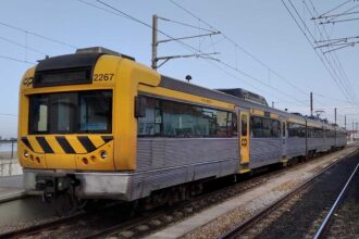 Partido considera a mudança positiva, mas reclama mais trabalhadores, melhores horários e novas ligações ferroviárias na região.