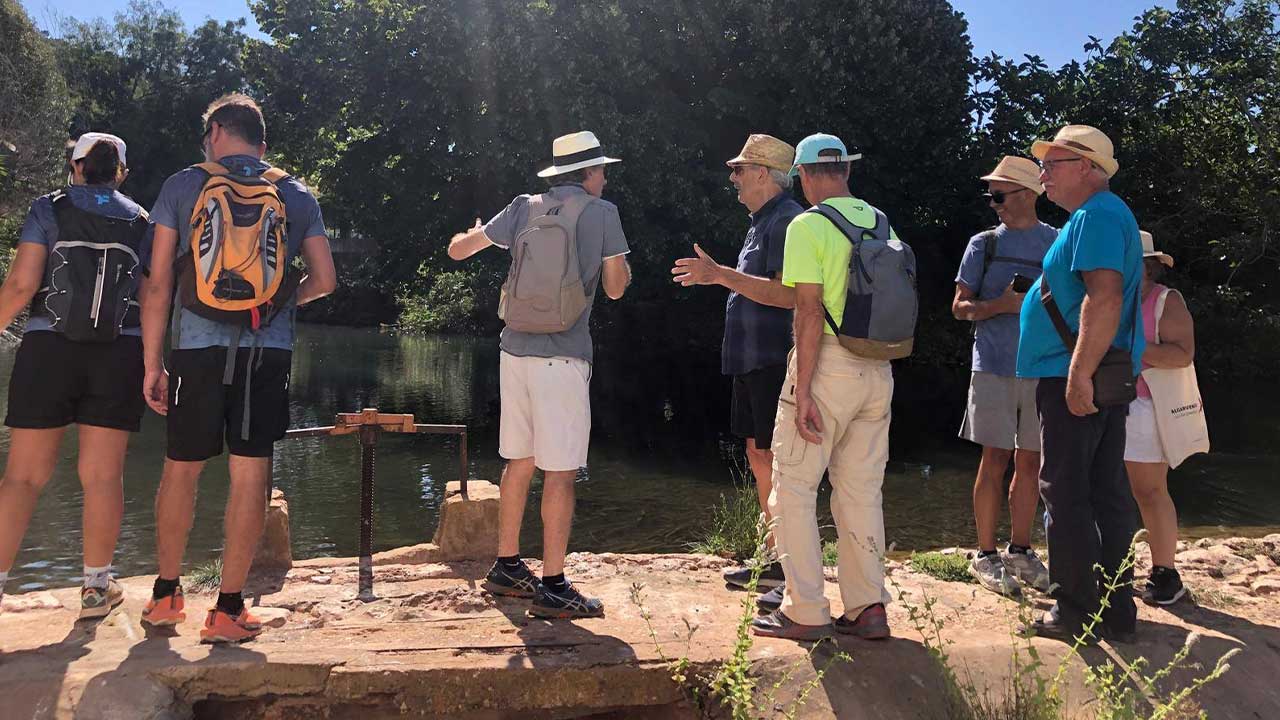 Passeio pedestre guiado percorre o Trilho da Ribeira d'Alte XL e revela património natural e cultural do Algarvensis.