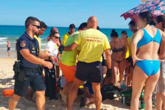 SeaWatch auxiliou um homem de 79 anos na praia de Altura após este ter entrado em dificuldades na água.